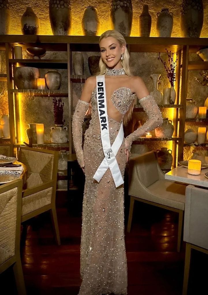 Miss Universe 2024 Victoria Kjær Theilvig usando un diseño de Bride to Be de Suzelle Taveras