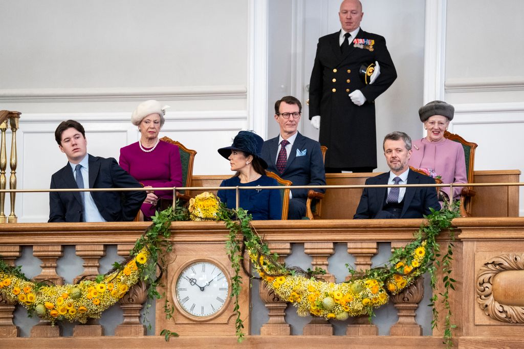 Esta imagen corresponde a la primera Apertura del Parlamento danés del reinado de Federico X de Dinamarca. Tuvo lugar al día siguiente de su proclamación como soberano, el 15 de enero de 2024, y en esta foto ya se aprecia quiénes son los miembros de la Familia Real danesa que ocupan una primera fila y los que han pasado a formar parte de la segunda