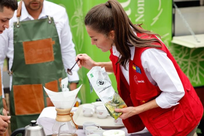 Letizia Ortinz en una finca cafefera en Colombia