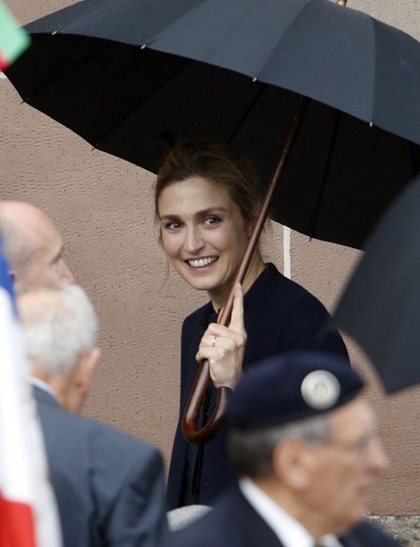 Por primera vez -desde que saliese a la luz su relación en enero de 2014-, el presidente de Francia, François Hollande y la actriz Julie Gayet han coincidido en un acto oficial
