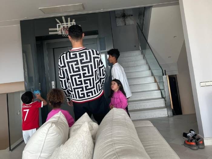 Cristiano Ronaldo jugando al baloncesto en casa con sus hijos