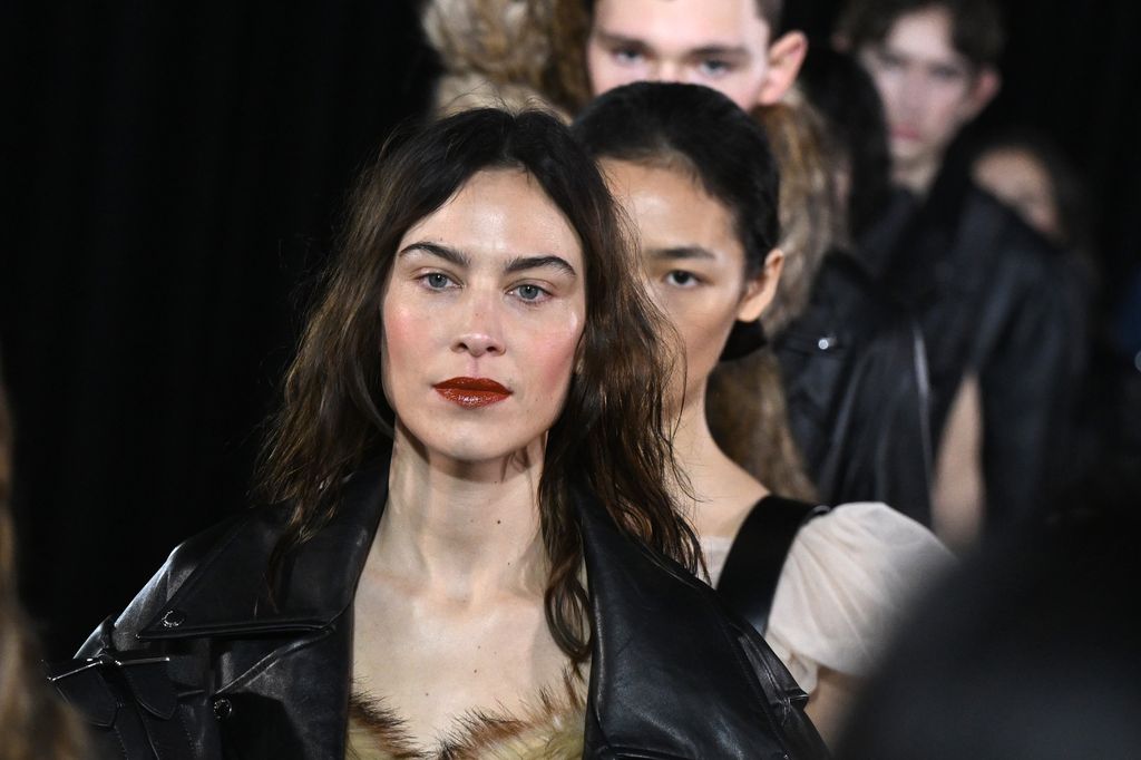 Alexa Chung con un 'look' despreocupado para Simone Rocha 