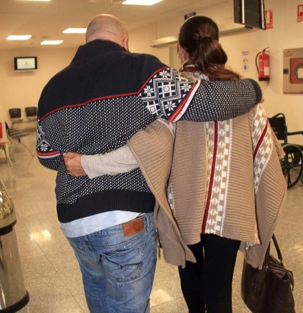 Es un día feliz para la familia e Isabel se ha abrazado a su hijo Kiko que la ha acompañado a su llegada al hospital donde nació su hija
