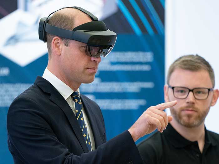 Príncipe Guillermo con gafas de realidad virtual 