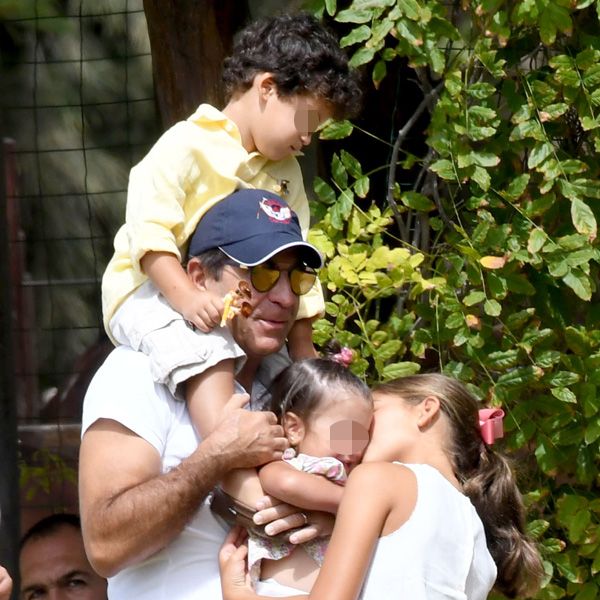 Eugenia, la hija mayor de Luis Alfonso de Borbón y Margarita Vargas, salió corriendo para recibir a su abuelo, Víctor Vargas, y comerse a besos a sus pequeños tíos, Víctor Simón y María Guadalupe
