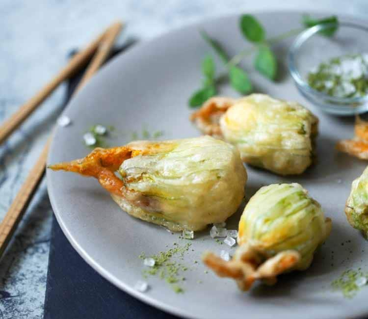 Flores de calabacín en tempura con mantequilla al té verde