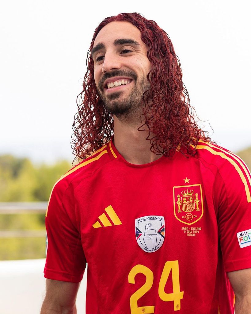 Marc Cucurella se tiñe el pelo de rojo