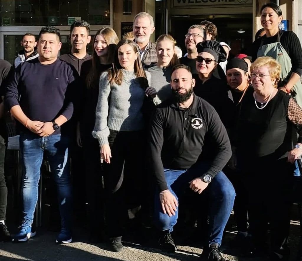 Los Reyes y sus hijas posando con el personal del restaurante