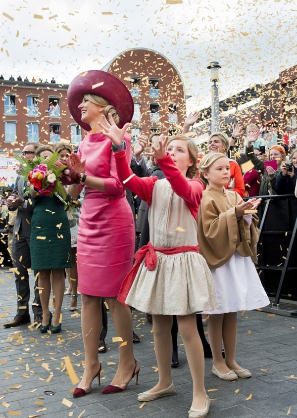 Las pequeñas Princesas, vestidas con capitas y peinadas con elaborados moños al lado al igual que Máxima de Holanda, han salido hoy de Palacio y han dado muestras de su perfecto conocimiento del ceremonial
