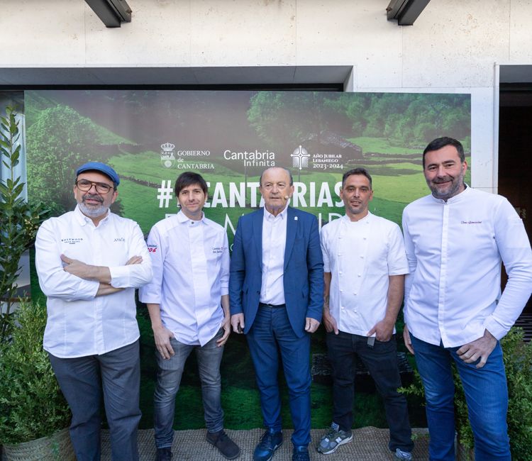 Cocineros de Cantabria con el consejero de Industria, Turismo, Innovación, Transporte y Comercio de Cantabria