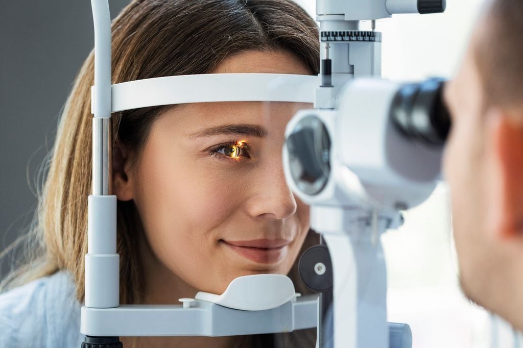 mujer revisando su vista en el oftalmólogo