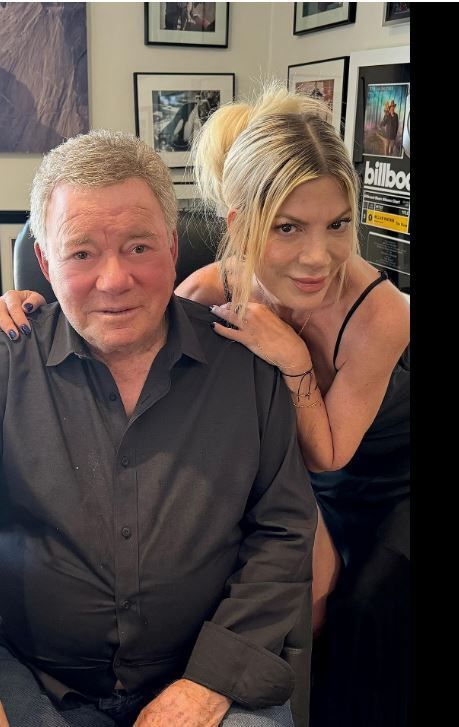 Tori Spelling junto a William Shatner