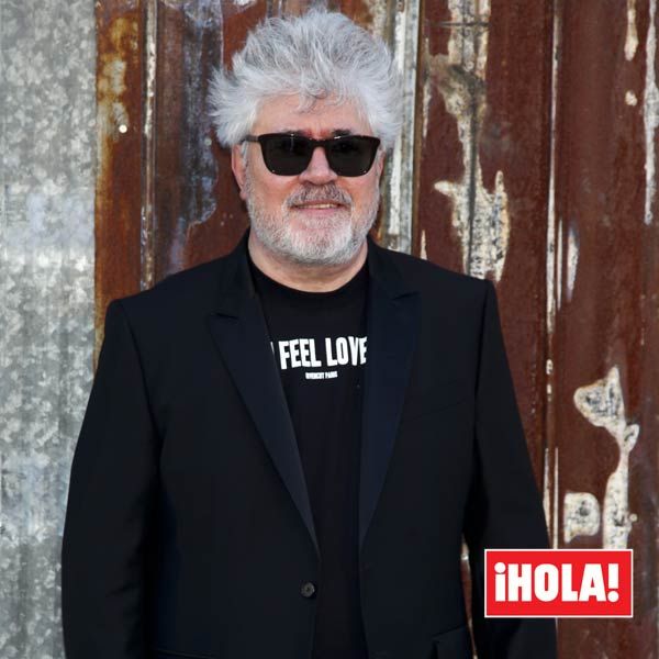 Pedro Almodóvar estuvo muy atento a las últimas novedades de la firma de Riccardo Tisci, director creativo de la casa de moda francesa
