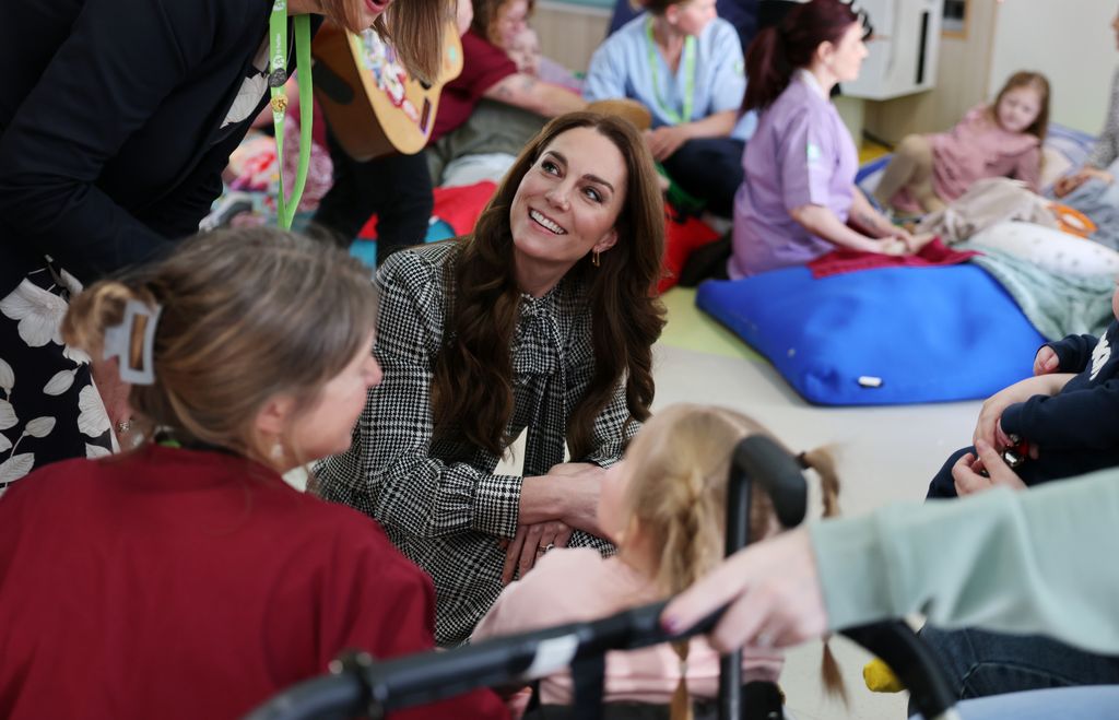 Kate Middleton visitas por Gales