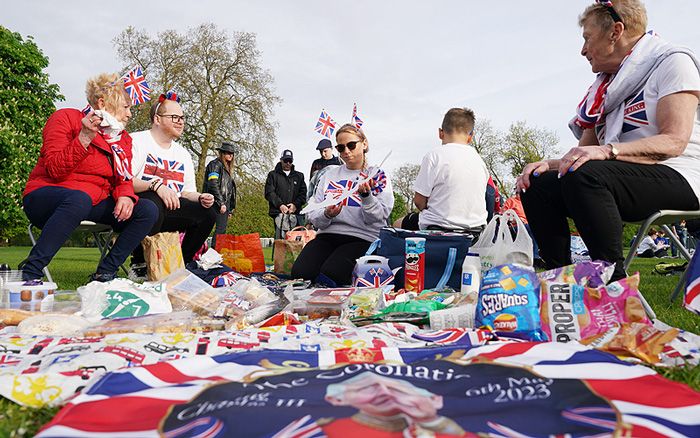 Ciudadanos de Reino Unido desayunan en un parque