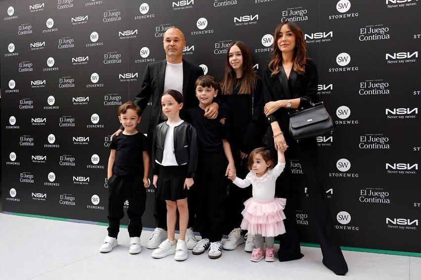 Andrés Iniesta y Anna Ortiz, con sus cinco hijos durante el acto donde el jugador anunció su retirada