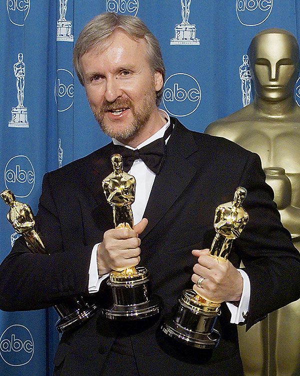 James Cameron con tres premios Oscar