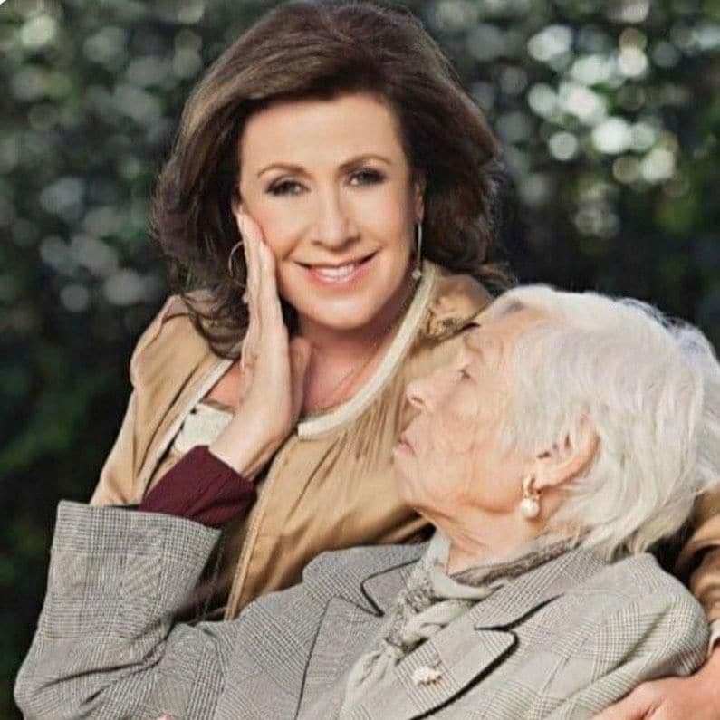 Laura Zapata y su abuelita, Eva Mange