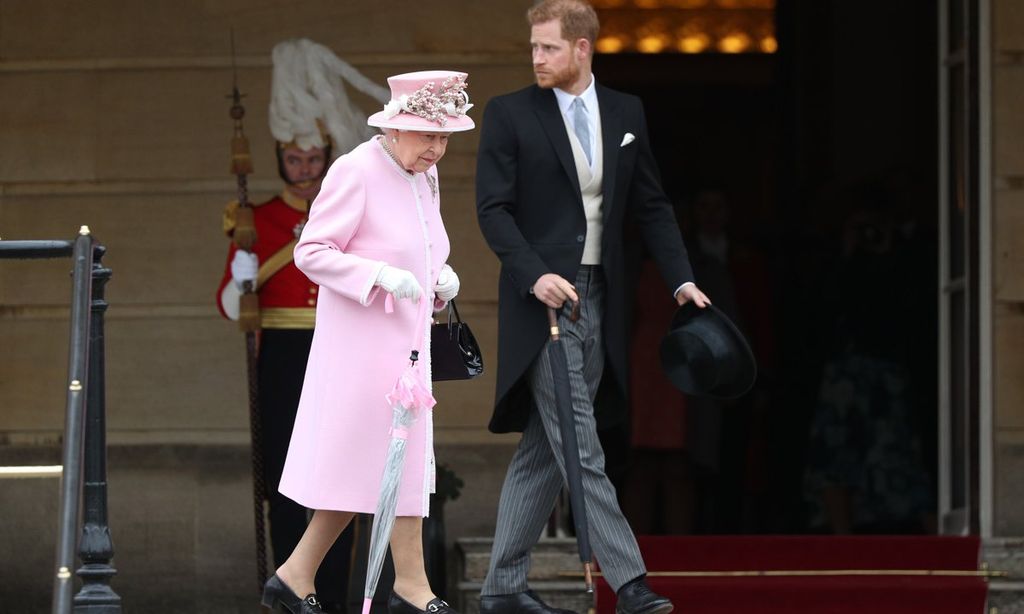 Reina Isabel II and Prince Harry