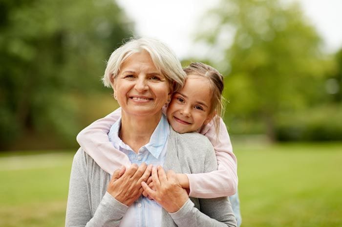 abuela y nieto abrazados