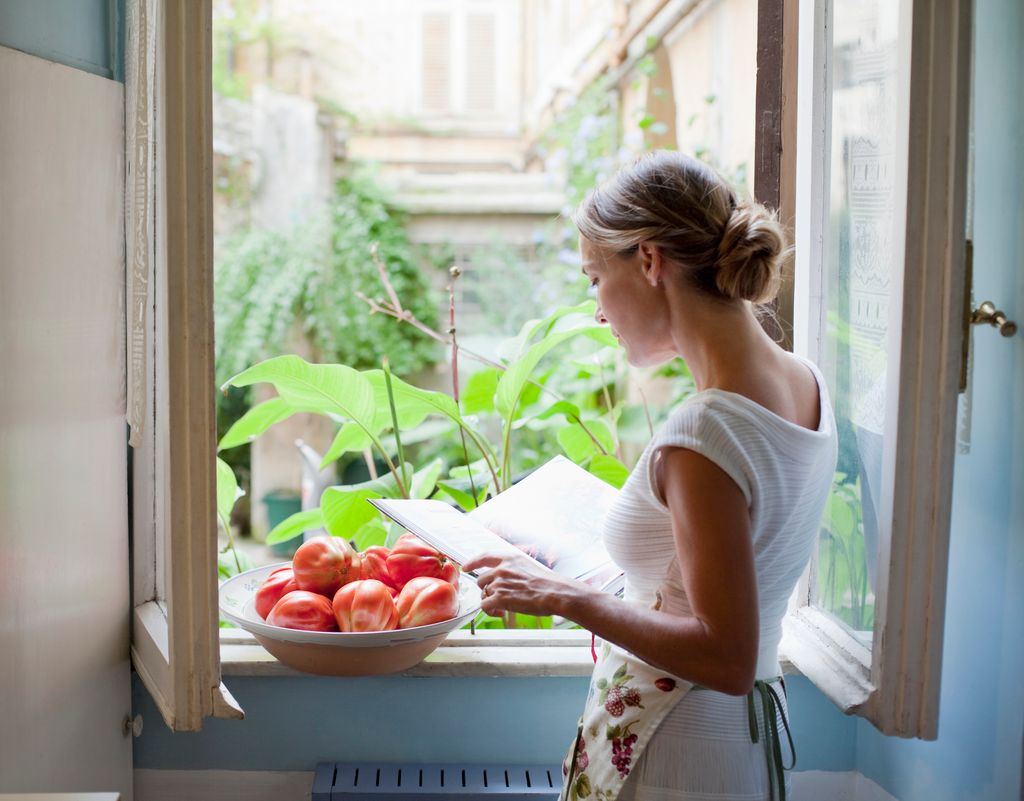 Mujer comiendo sano en la menopausia