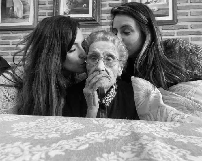 Sara Carbonero y su hermana Irene con su abuela Maxi, que ha fallecido a los 100 años