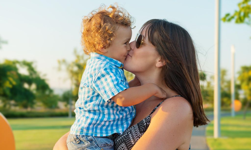 madre besa a su hijo