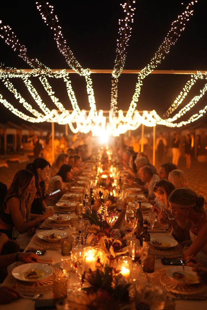 Espectacular foto de la cena en mesa imperial que se celebró tras el desifle.