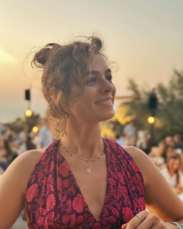 Özge Özpirinççci tiene una excusa preparada para cuando su hija le pregunte que por qué no tiene hermanos