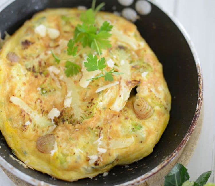 Tortilla de romanesco, beicon y queso