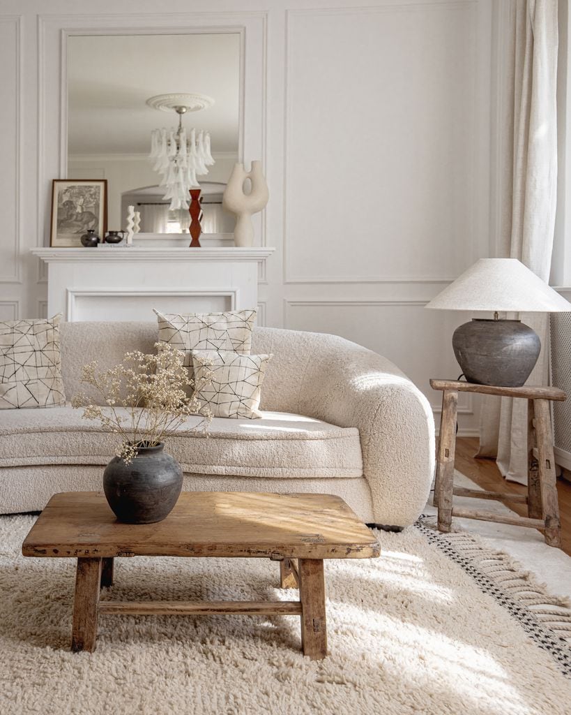 Salón decorado en blanco y madera