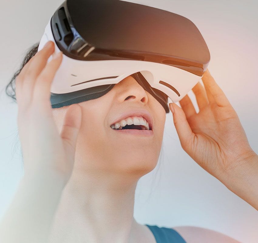 Joven con gafas de realidad virtual