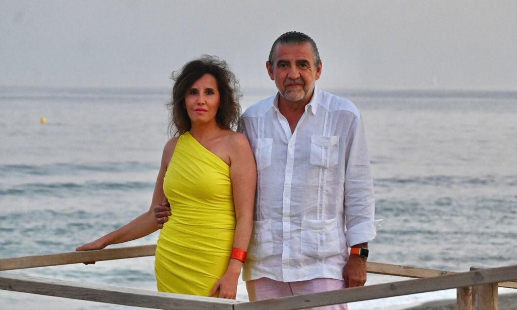 Jaime Martínez-Bordiú y Marta Fernández, en la playa frente a la que se ubica el chiringuito.