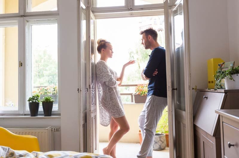 istock 4pareja habla