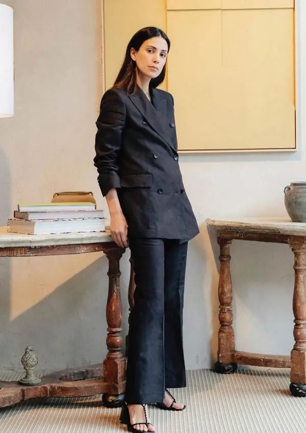 Sassa de Osma estrena el nuevo traje de lino de Massimo Dutti Studio