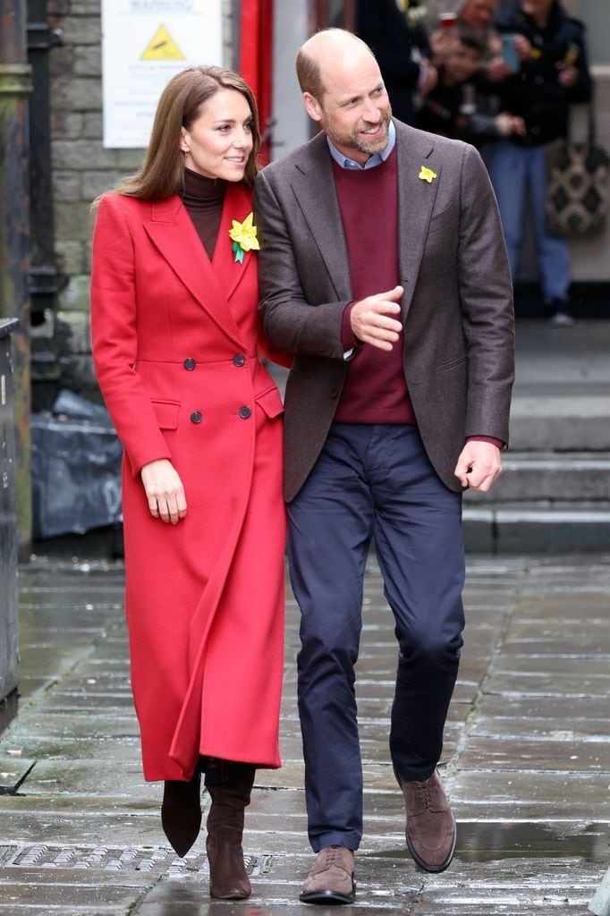 El simbólico look de Kate Middleton: un abrigo con guiño al dragón rojo y falda de cuadros Príncipe de Gales