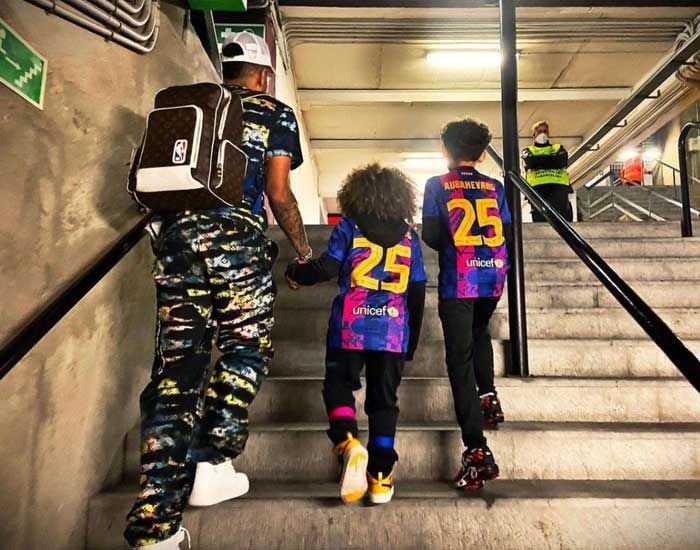 Aubameyang con sus hijos, Pierre y Curtys