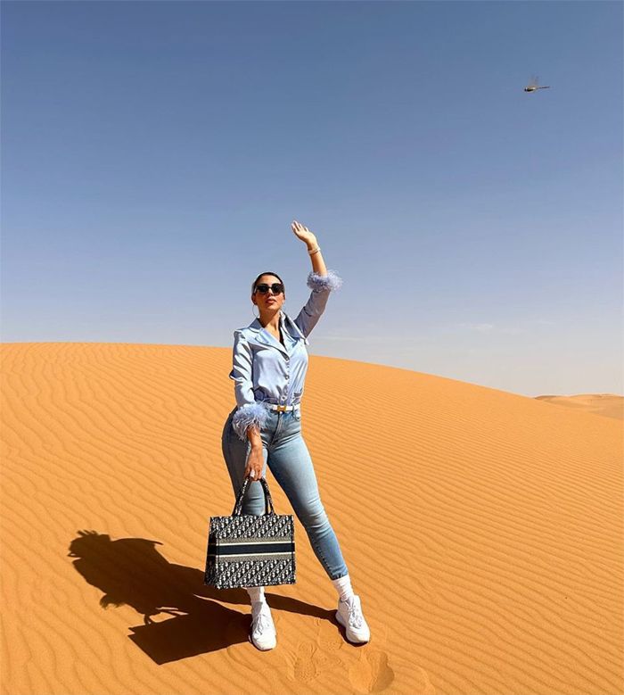 Georgina posando en el desierto