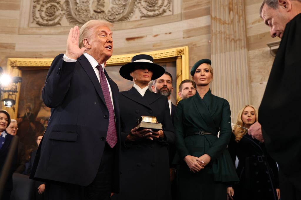 Donald Trump, rodeado por su familia durante el juramento en la toma de posesión