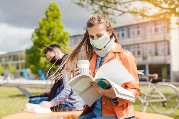 joven repasando para un examen