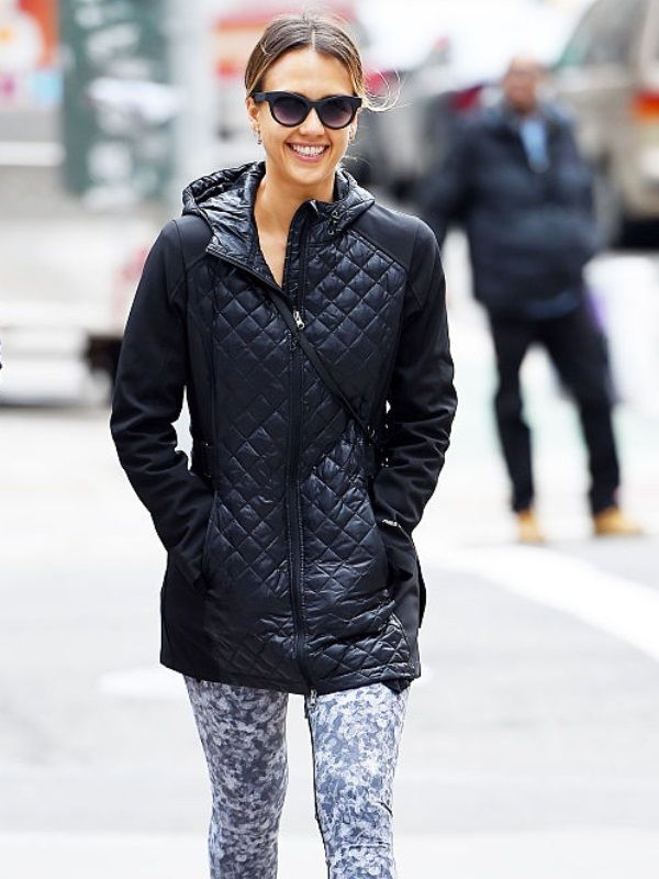 Jessica Alba camino al gimnasio