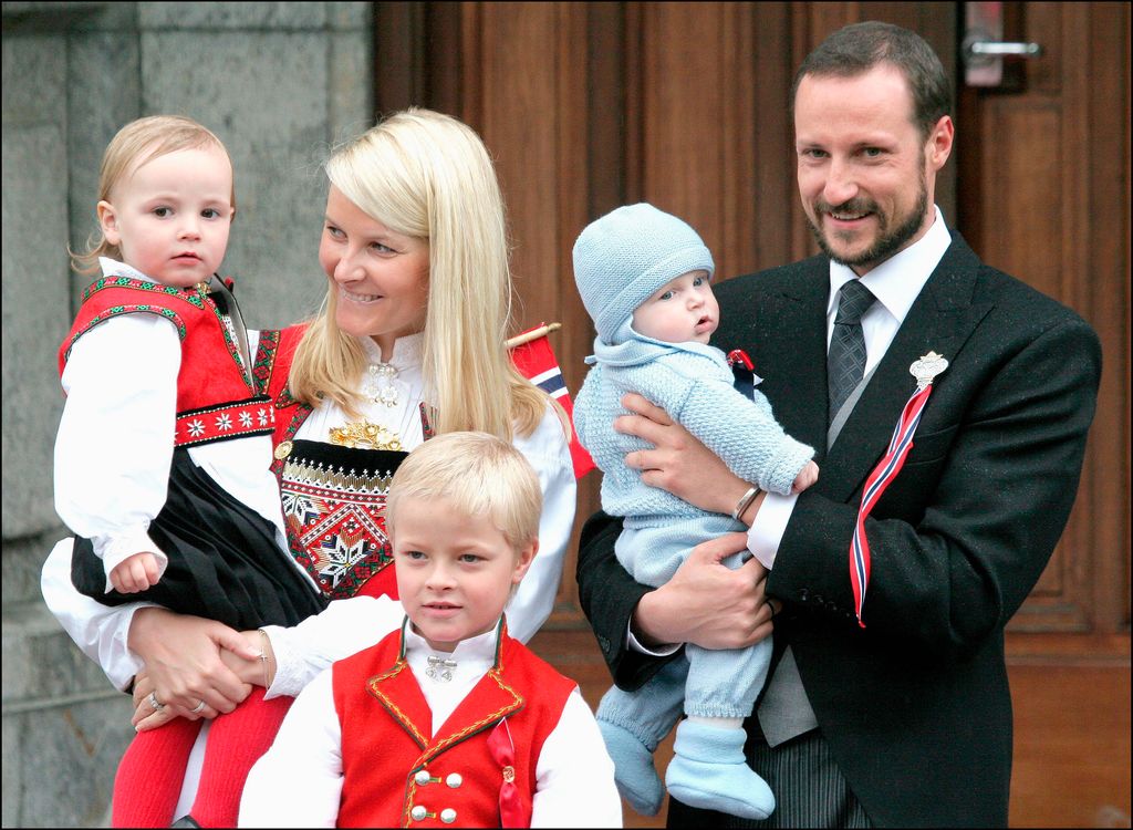 Haakon y Mette Marit con sus tres hijos durante el Día Nacional de Noruega del año 2006