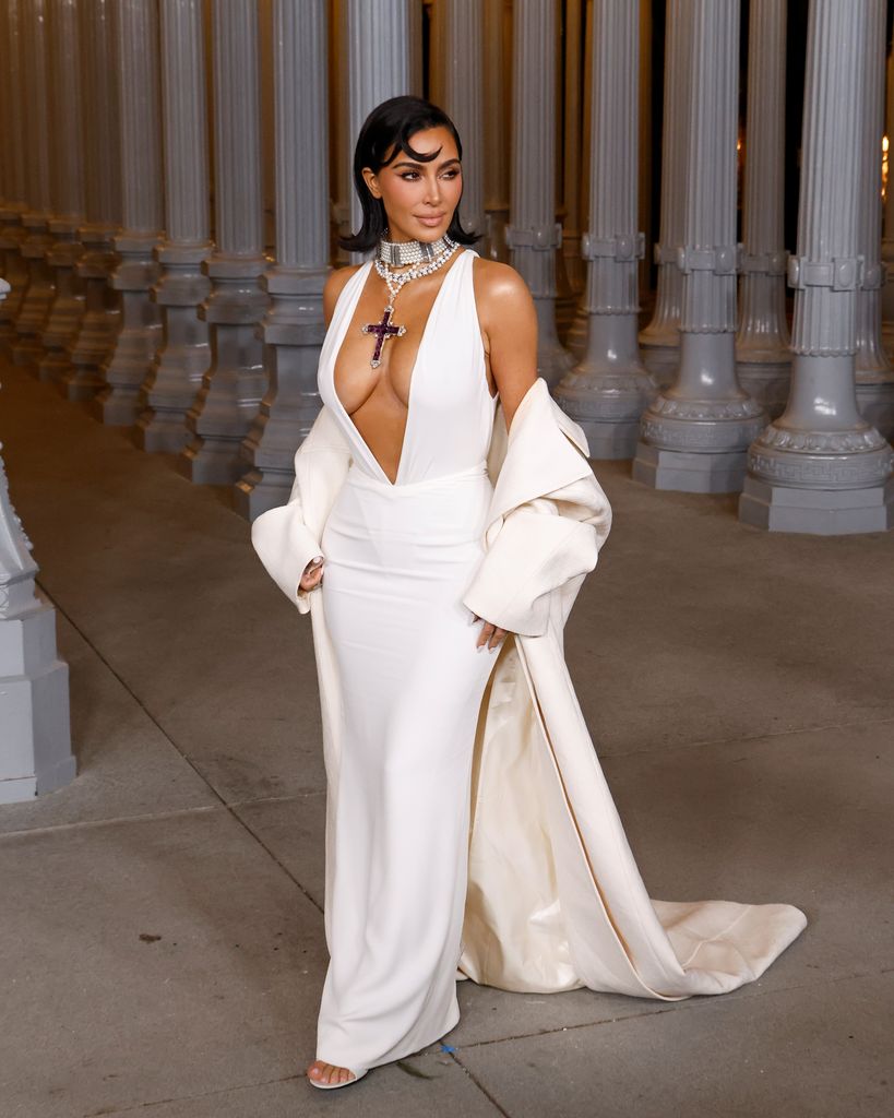 Kim Kardashian en la Gala LACMA Art+Film 2024 con el collar cruz Attallah de Lady Di