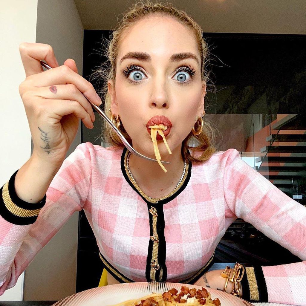 chiara ferragni con mini argollas doradas