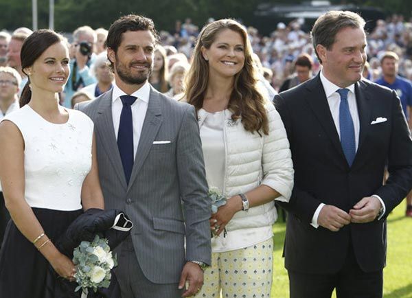 El matrimonio está disfrutando de las vacaciones junto a otros miembros de la Familia Real, como el príncipe Carlos Felipe y Sofia Hellqvist, en el palacio de Solliden
