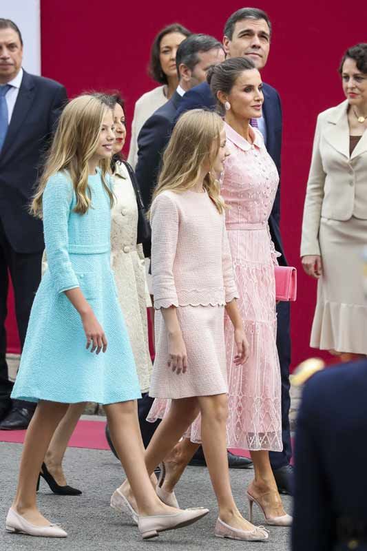 La princesa Leonor, la otra protagonista del desfile bajo la atenta mirada de su hermana Sofía 