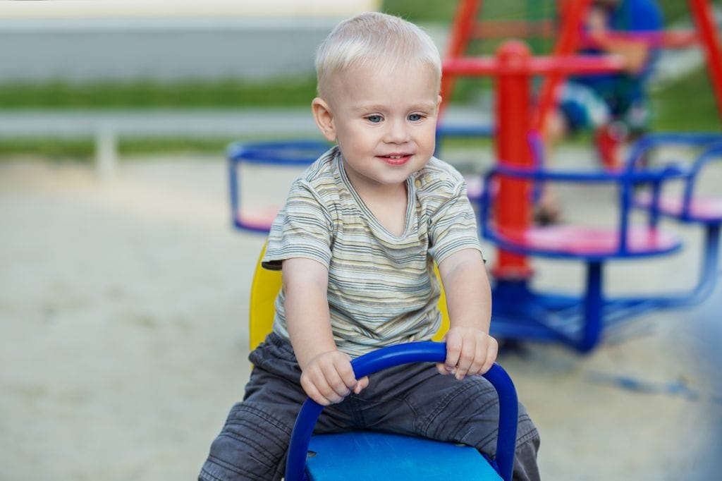 Niño pequeño en el patio de la escuela infantil