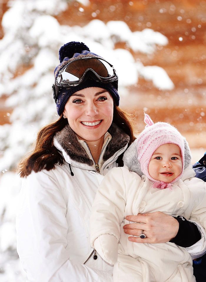 Los preciosos retratos oficiales de los Cambridge disfrutando de sus primeras vacaciones en familia en la nieve revelaron que la pequeña Princesa había alcanzado un importante hito como bebé: sus primeros dientes
