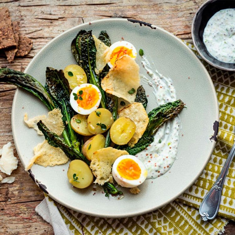 Ensalada de patatas nuevas, huevos duros y 'Parmigiano Reggiano' a la parrilla