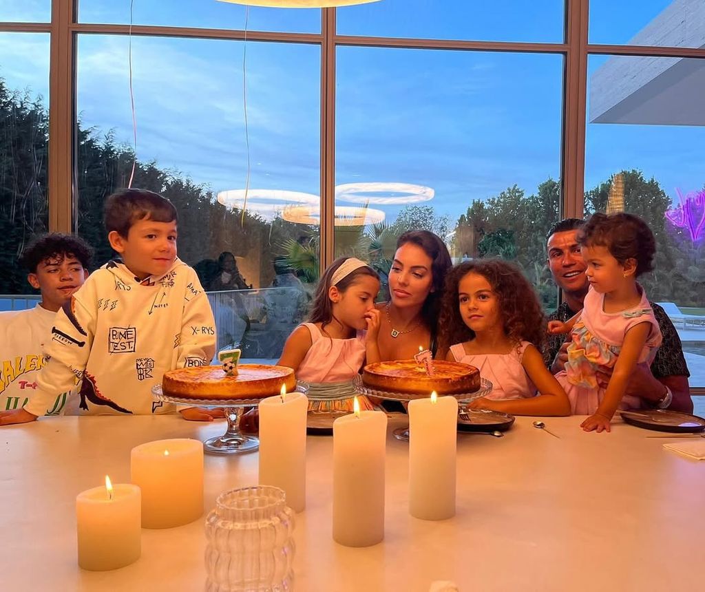 Georgina Rodríguez y Cristiano Ronaldo con sus cinco hijos